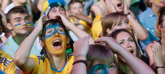 Ukrajinští fanoušci nevěří... domácí tým vypadl už ve skupině