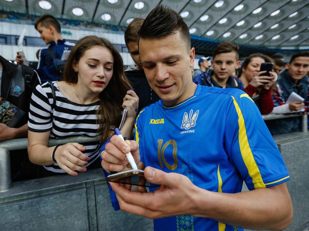 Ukrajinec Jevgenij Konopljanka se podepise fanynce na reprezentačním srazu