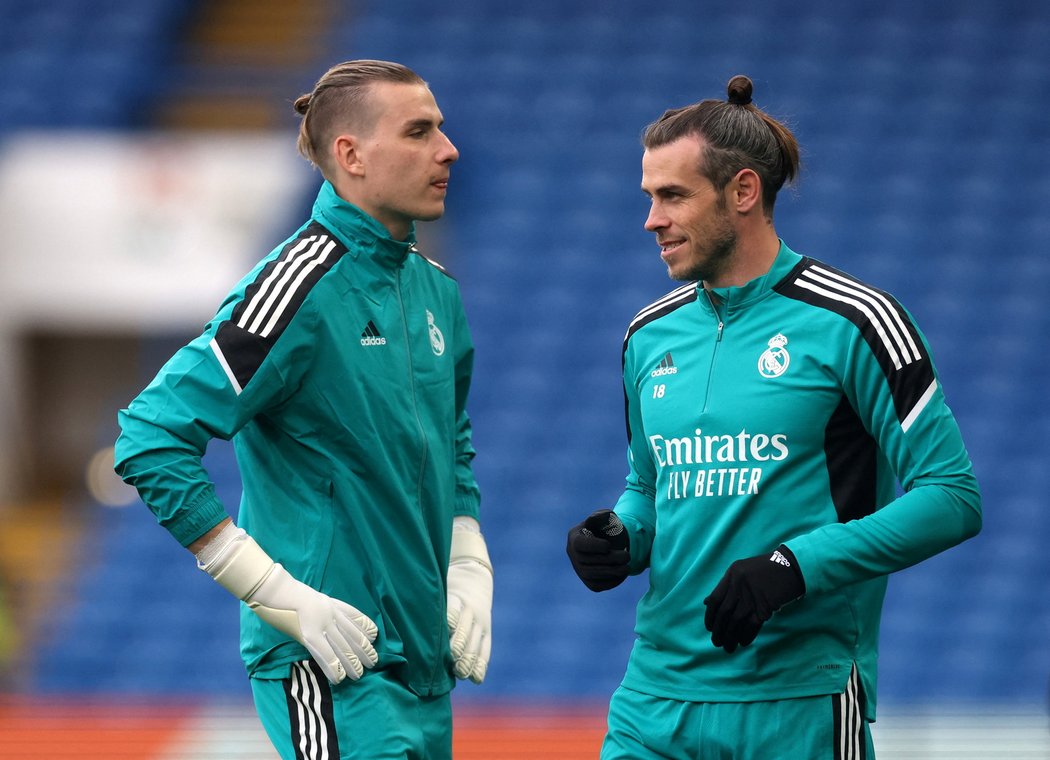 Ukrajinský brankář Andrij Lunin a spoluhráč Gareth Bale