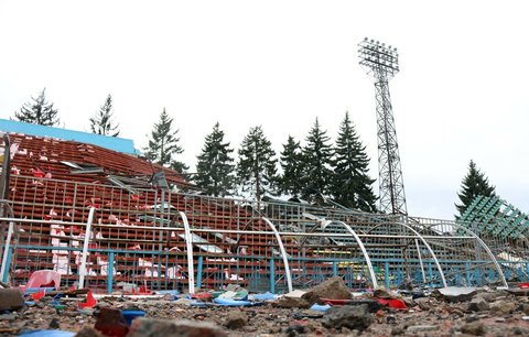 Ruskými bombami zničený stadion v Černihivu, kde do velkého fotbalu nakukoval Andrij Jarmolenko