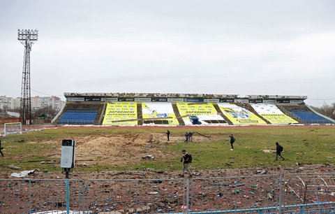 Ruskými bombami zničený stadion v Černihivu, kde do velkého fotbalu nakukoval Andrij Jarmolenko