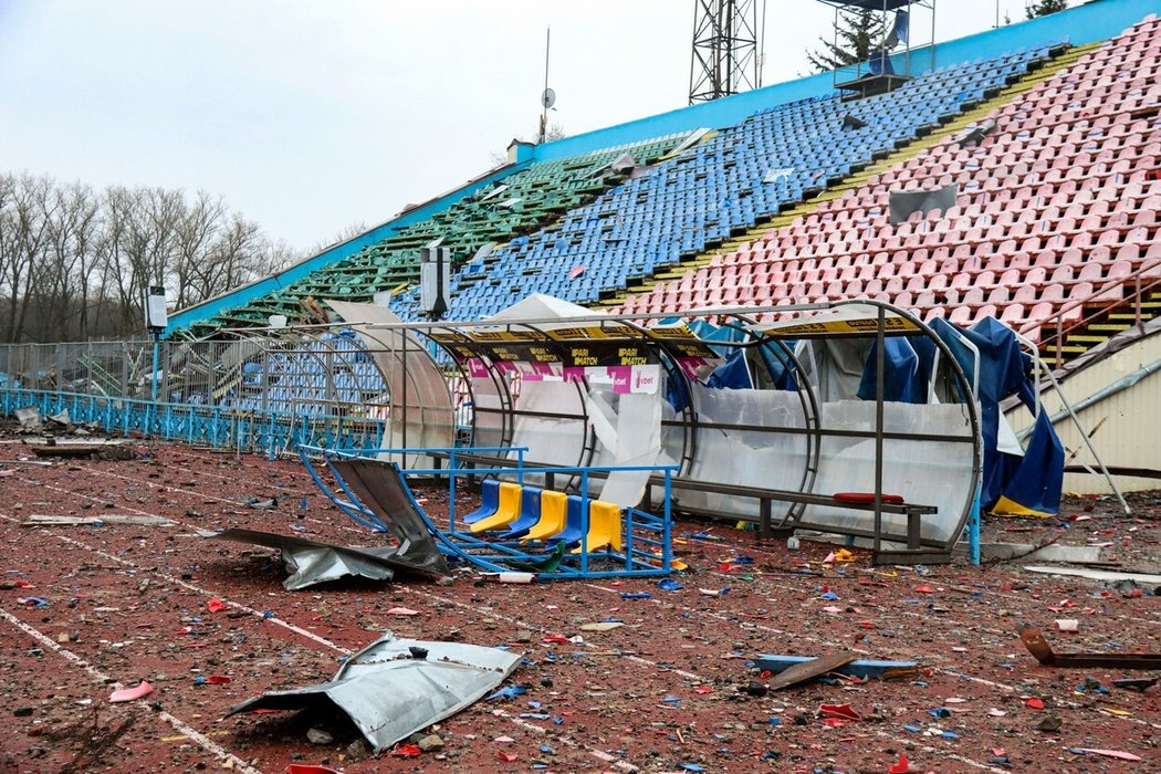 Ruskými bombami zničený stadion v Černihivu, kde do velkého fotbalu nakukoval Andrij Jarmolenko