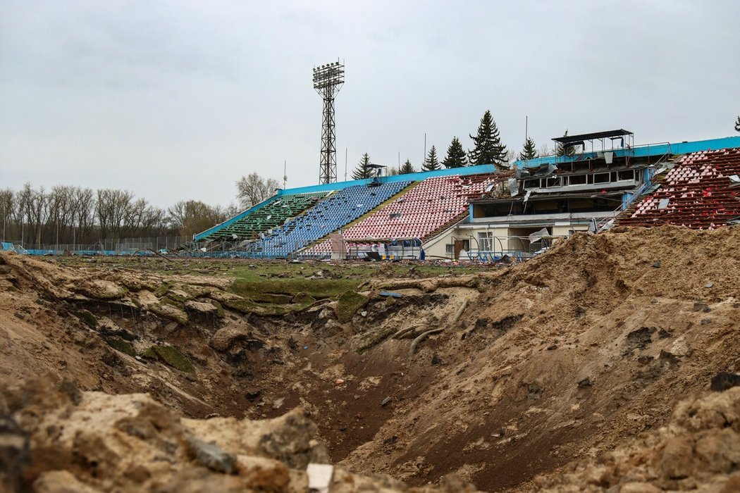 Ruskými bombami zničený stadion v Černihivu, kde do velkého fotbalu nakukoval Andrij Jarmolenko