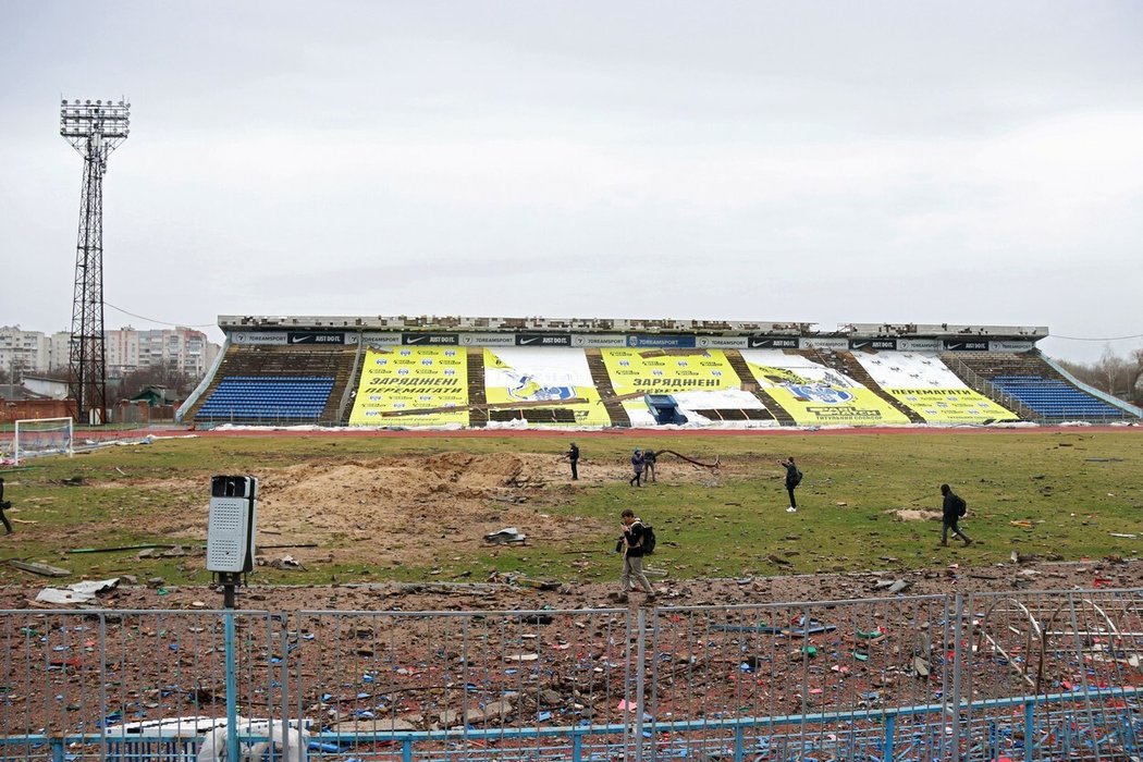 Ruskými bombami zničený stadion v Černihivu, kde do velkého fotbalu nakukoval Andrij Jarmolenko