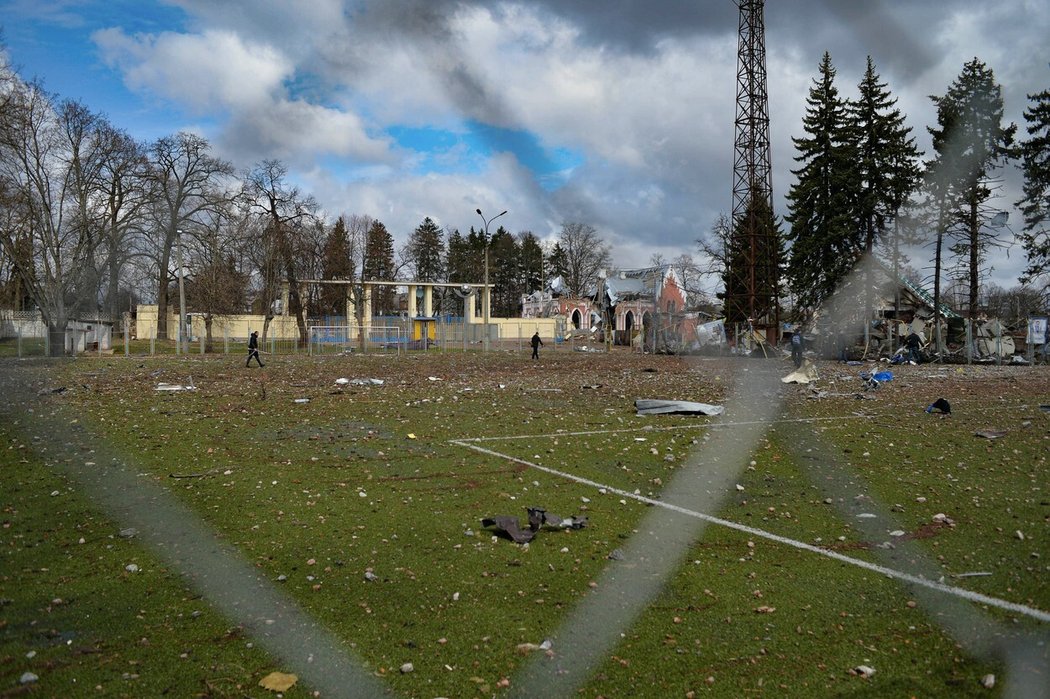 Ruskými bombami zničený stadion v Černihivu, kde do velkého fotbalu nakukoval Andrij Jarmolenko