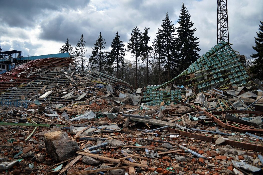 Ruskými bombami zničený stadion v Černihivu, kde do velkého fotbalu nakukoval Andrij Jarmolenko