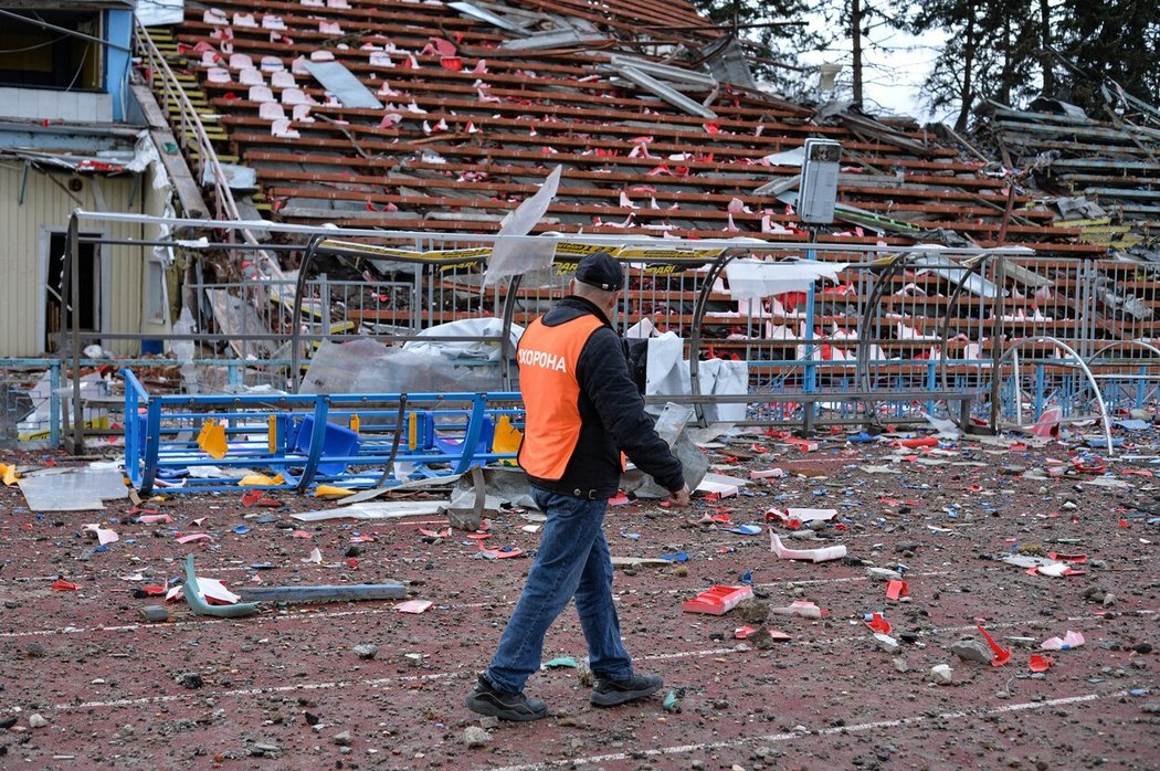 Ruskými bombami zničený stadion v Černihivu, kde do velkého fotbalu nakukoval Andrij Jarmolenko