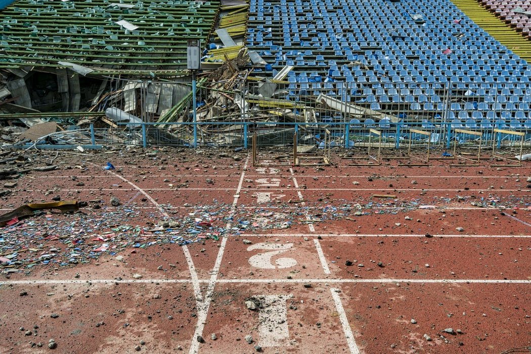 Ruskými bombami zničený stadion v Černihivu, kde do velkého fotbalu nakukoval Andrij Jarmolenko