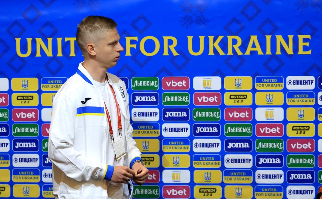 Ukrajinský záložník Oleksandr Zinčenko se rozplakal na tiskové konferenci před zápasem ve Skotsku