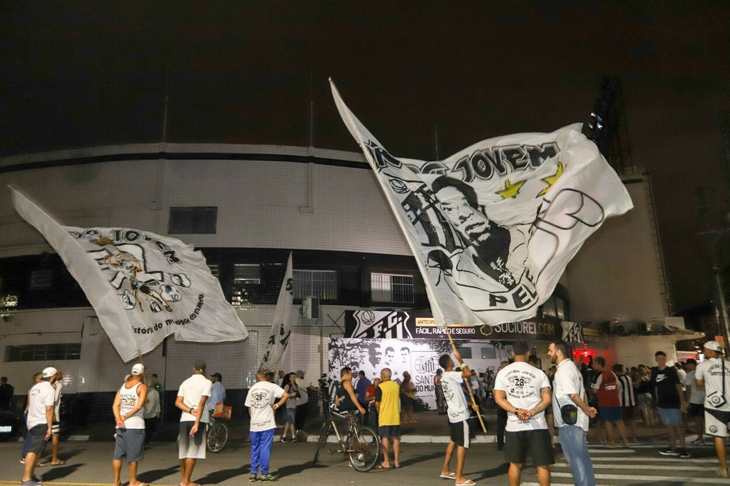 Fanoušci před stadionem Santosu společně uctívají nejen místní legendu Pelého