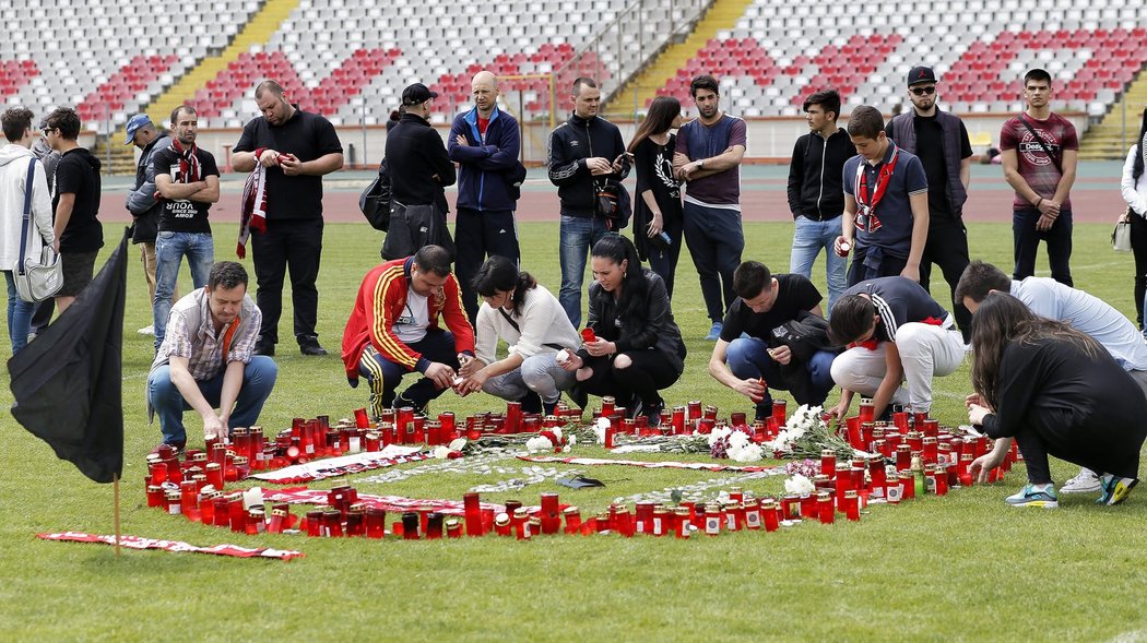 Fanoušci zapalovali svíčky pro zesnulého Ekenga