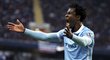 Útočník Manchesteru City Bony Wilfried se rozčiluje v utkání s United