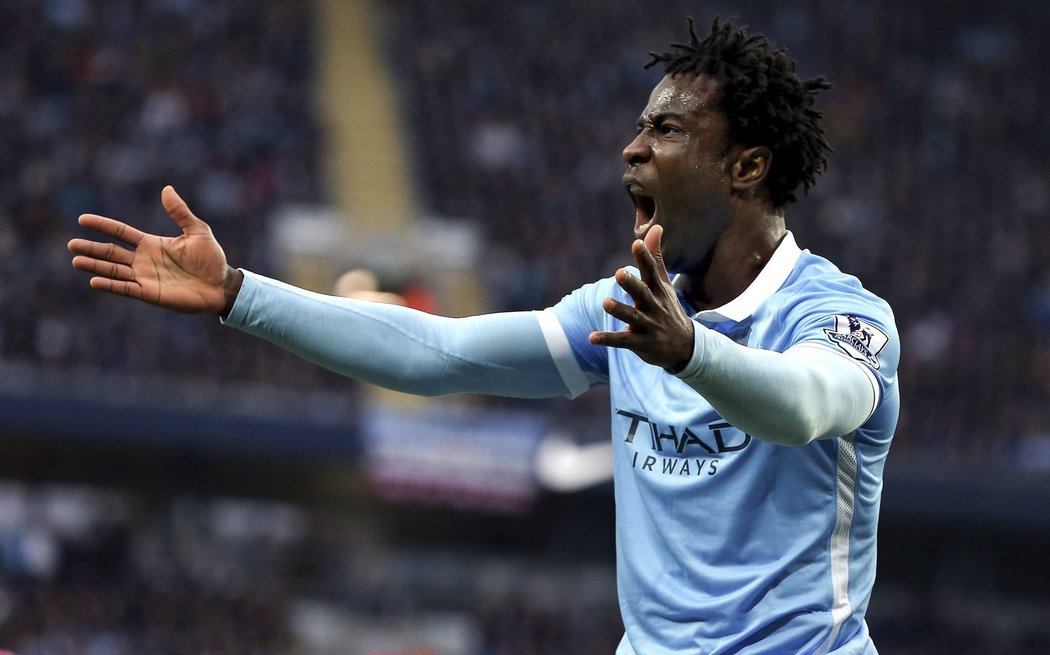 Útočník Manchesteru City Bony Wilfried se rozčiluje v utkání s United