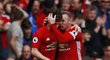 Wayne Rooney gratuluje Joshovi Harropovi