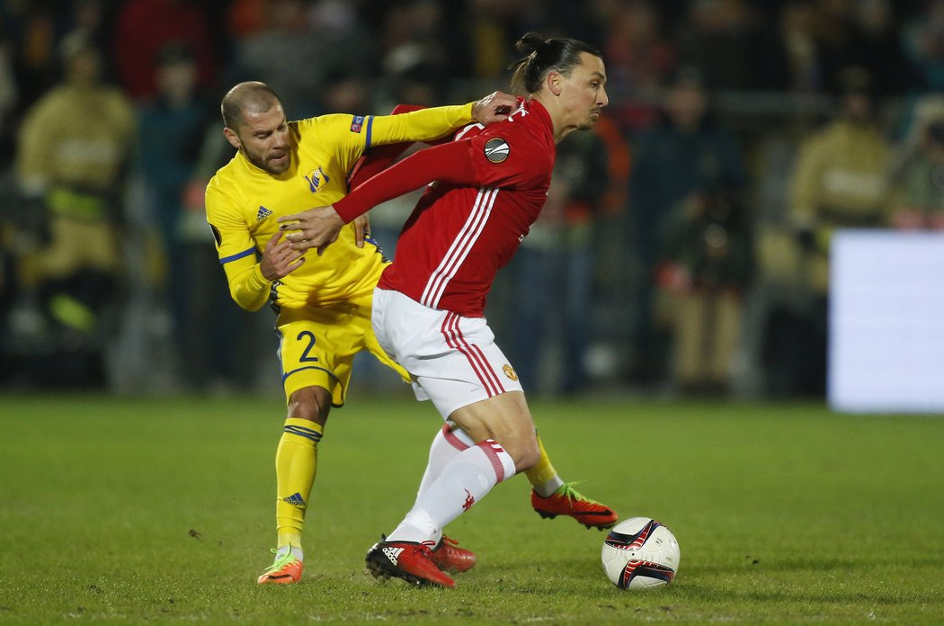 Zlatan Ibrahimovič bráněný jedním z obránců Rostovu