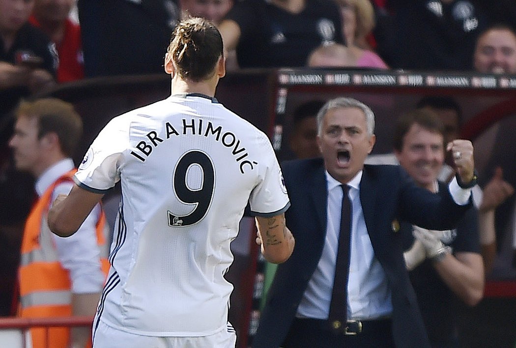 Zlatan Ibrahimovic a José Mourinho se radují z branky