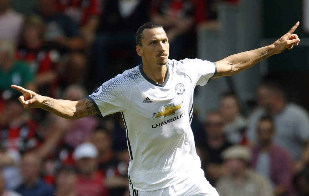 Útočník United Zlatan Ibrahimovic se raduje z gólu