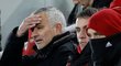 Zklamaný trenér Manchesteru United José Mourinho při utkání s Liverpoolem