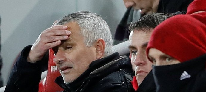 Zklamaný trenér Manchesteru United José Mourinho při utkání s Liverpoolem