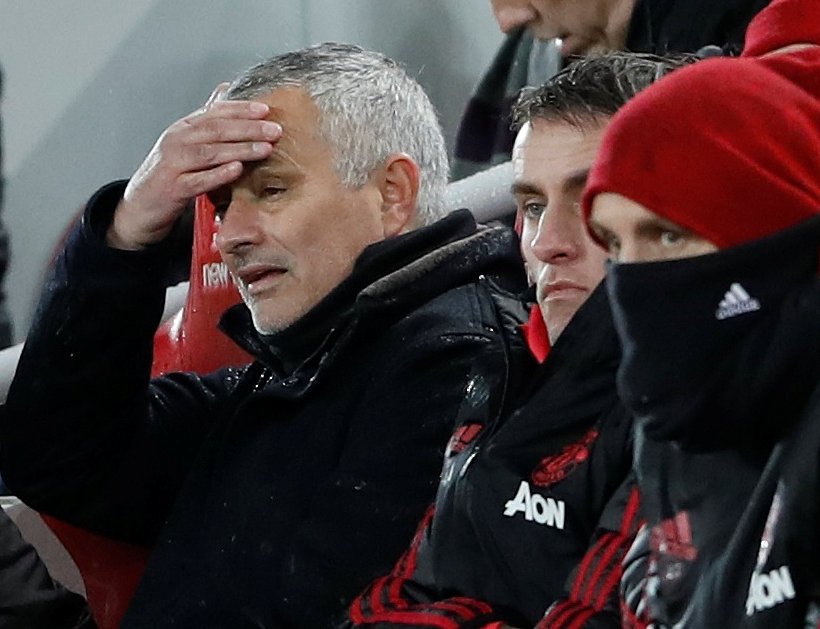 Zklamaný trenér Manchesteru United José Mourinho při utkání s Liverpoolem