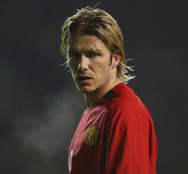 David Beckham se zašitým obočím, které mu roztrhla kopačka, kterou nakopl ve vzteku Alex Ferguson David Beckham se zašitým obočím, které mu roztrhla kopačka, kterou nakopl ve vzteku Alex Ferguson