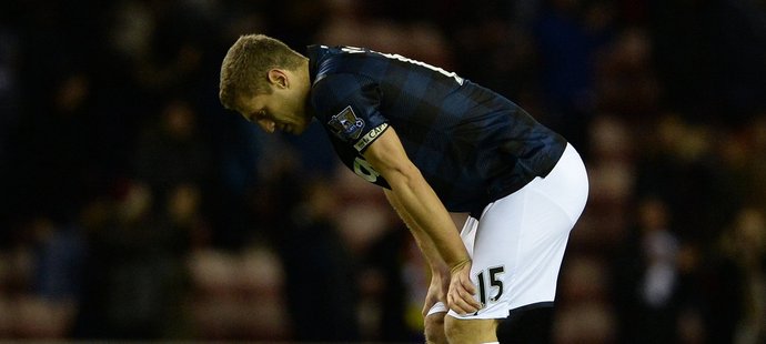 Zklamaný kapitán United Nemanja Vidič po prohře v Ligovém poháru na hřišti Sunderlandu