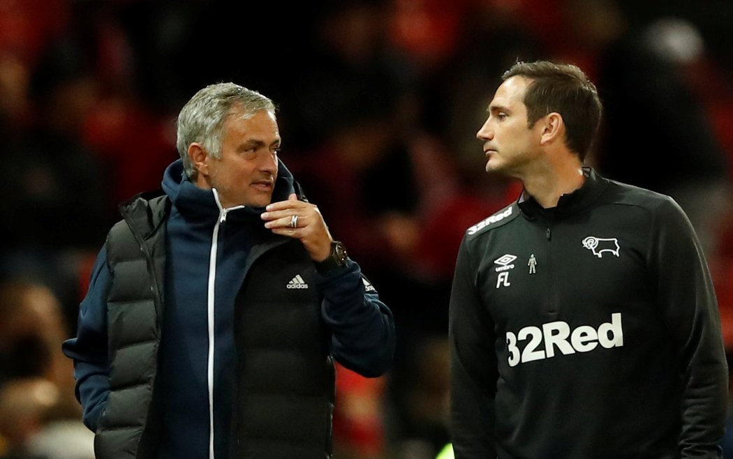 Trenér United José Mourinho a kouč Derby Frank Lampard