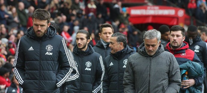 Kouč United José Mourinho se svým synem odchází z lavičky při utkání proti Swansea