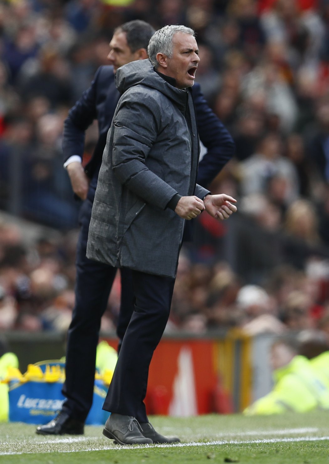 Kouč United José Mourinho se rozčiluje během utkání se Swansea