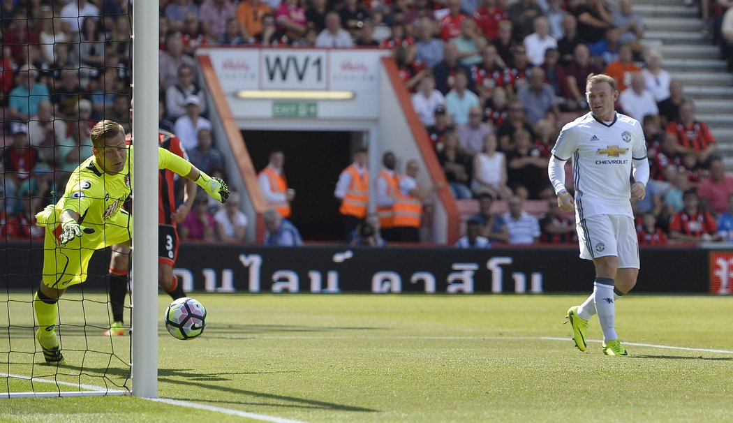 Wayne Rooney střílí gól do sítě Bournemouthu