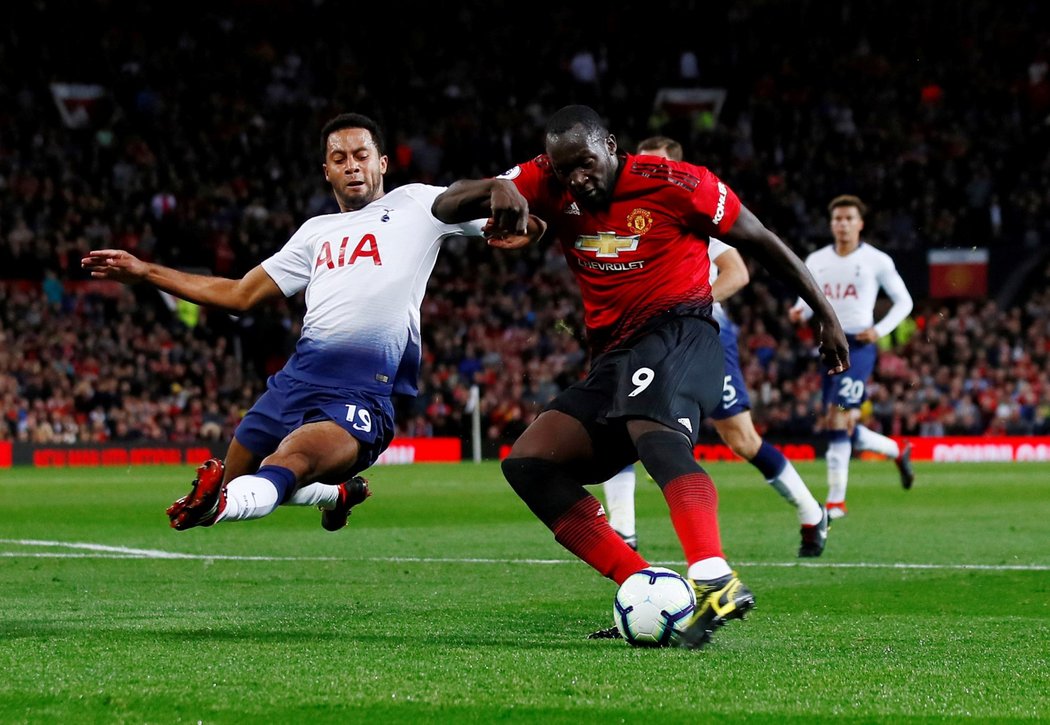 Mousa Dembele z Tottenhamu (vlevo) v souboji s Romelu Lukakem z United