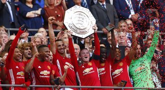 Mourinho slaví s United první trofej. Leicester srazil Zlatan z ofsajdu