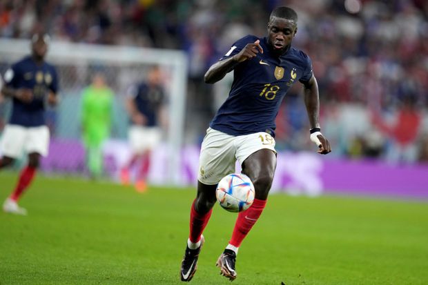 Francouz Dayot Upamecano s míčem o nohou Francouz Dayot Upamecano s míčem o nohou