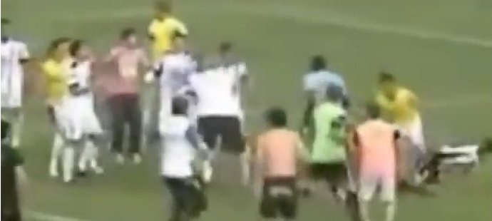 V uruguayské lize se do sebe pustili hráči na trávníku. Sudí po závěrečném hvizdu udělil šestnáct červených karet, jednoho hráče vyloučil už během utkání