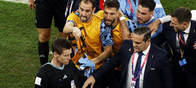 Hráči Uruguaye se zlobili na rozhodčího za neodpískanou penaltu