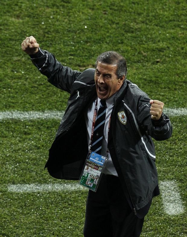 Kouč Uruguaye Oscar Tabárez slaví postup do čtvrtfinále Kouč Uruguaye Oscar Tabárez slaví postup do čtvrtfinále