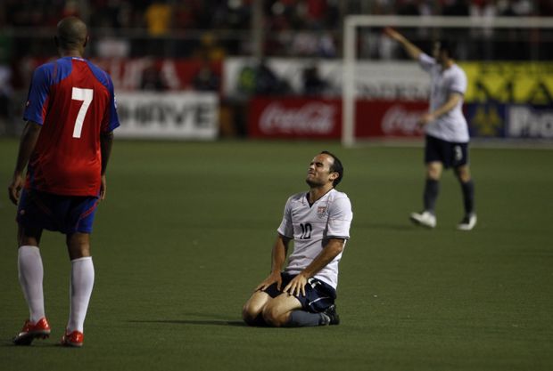 Zklamaný americký fotbalista Landon Donovan. Zklamaný americký fotbalista Landon Donovan.