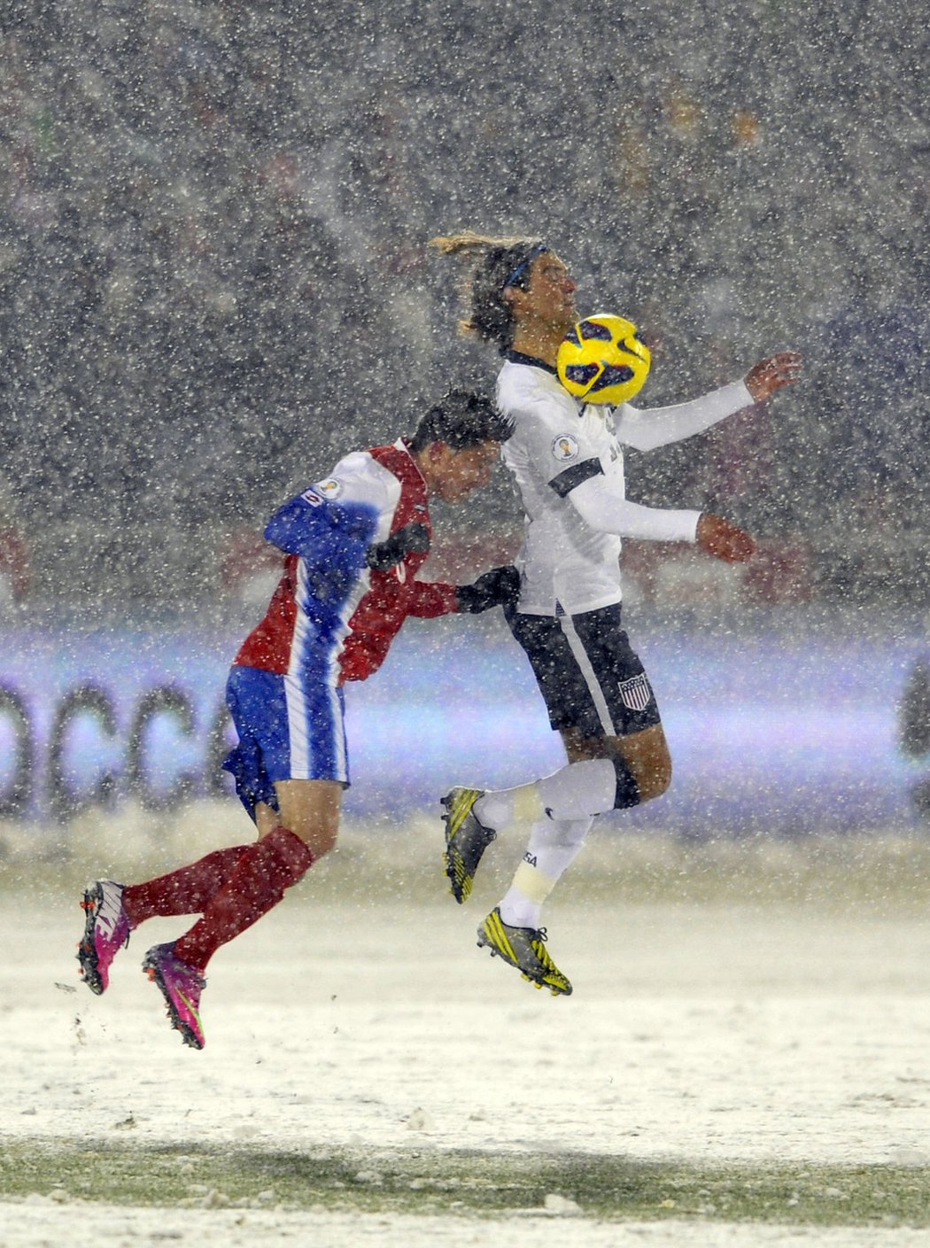 Po porážce 0:1 s fotbalisty USA v kvalifikaci mistrovství světa se Kostarika rozhodla podat oficiální stížnost mezinárodní federaci FIFA kvůli neregulérním podmínkám. Zápas v Denveru se hrál v hustém sněžení na hřišti zcela pokrytém sněhem.