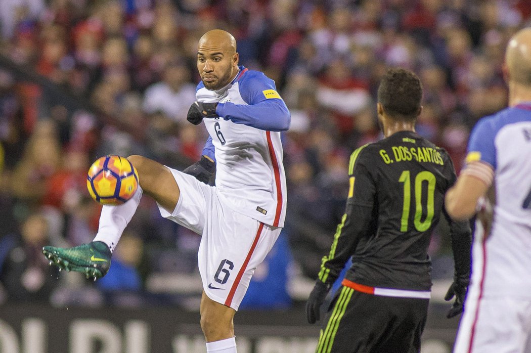 John Brooks v akci v zápase USA s Mexikem