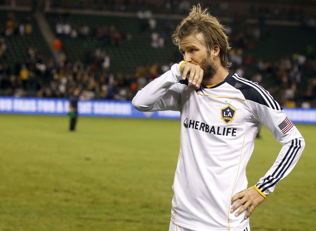 Zklamaný David Beckham opouští hřiště po porážce 0:3 s Dallasem