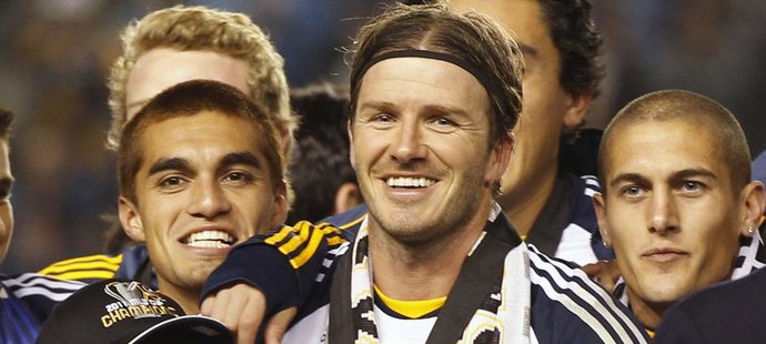 David Beckham objímá po vítězství ve finále MLS své syny (zleva) Brooklyna, Cruze a Romea