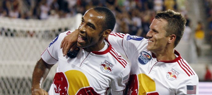 Thierry Henry (vlevo) slaví svůj první gól v dresu New Yorku spolu s Sethem Stammlerem