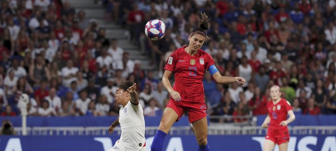 Alex Morganová se ve 31. minutě vyšroubovala do vzduchu a přesnou hlavičkou k tyči posunula skóre na stav 2:1.