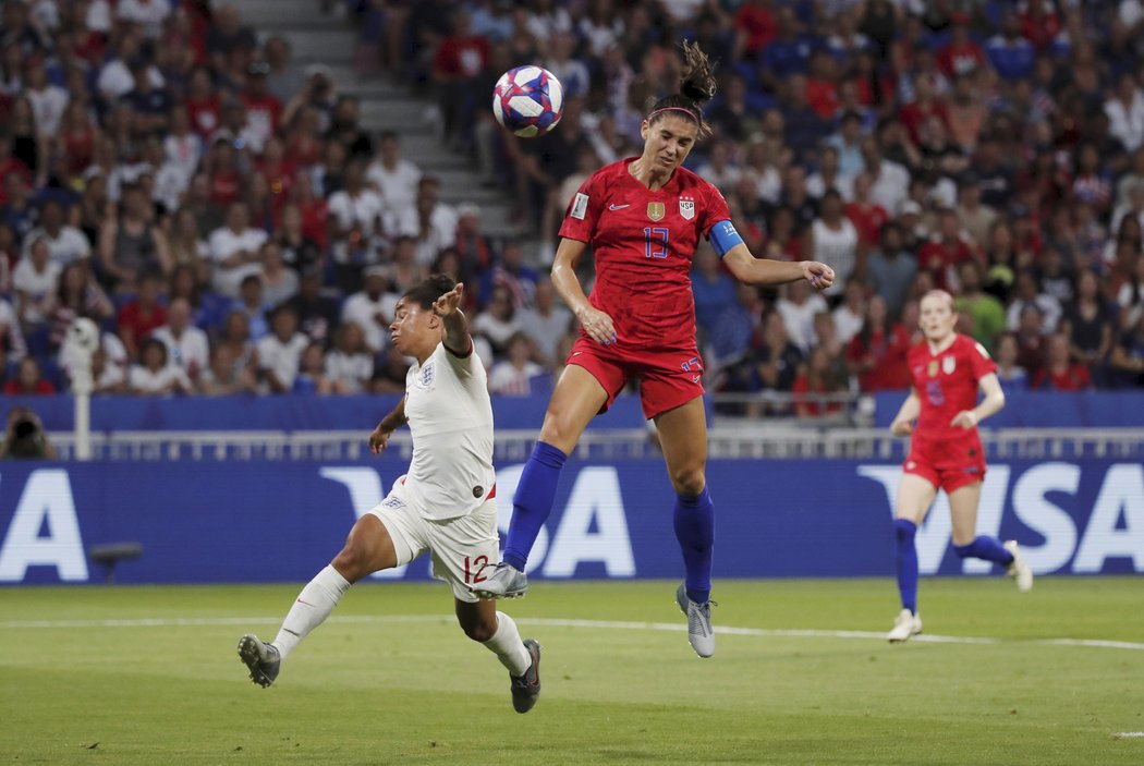 Alex Morganová se ve 31. minutě vyšroubovala do vzduchu a přesnou hlavičkou k tyči posunula skóre na stav 2:1.