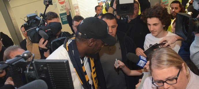 Usain Bolt dnes dorazil do Austrálie, kde se pokusí splnit si sen a získat angažmá ve fotbalovém klubu.