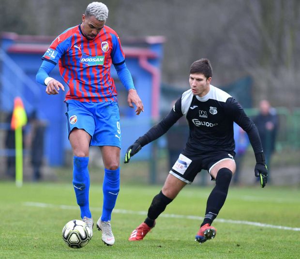 Brankář Marián Tvrdoň v přípravném utkání proti Plzni Brankář Marián Tvrdoň v přípravném utkání proti Plzni