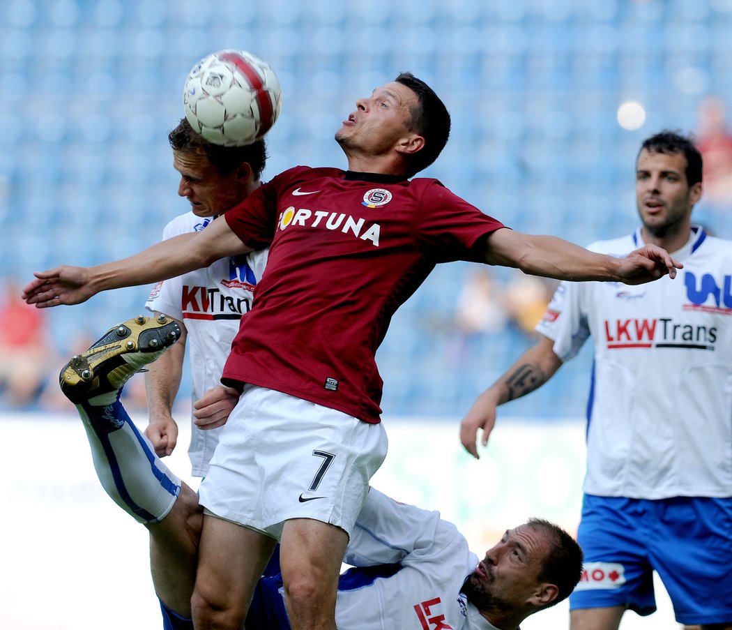 Sibor Sionko v obklíčení domácích fotbalistů