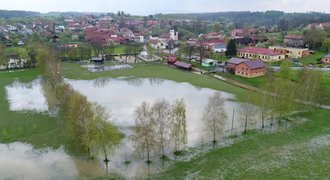 Povodeň u lídra přeboru na Olomoucku. Hřiště v Ústí pod vodou, začaly mizet branky