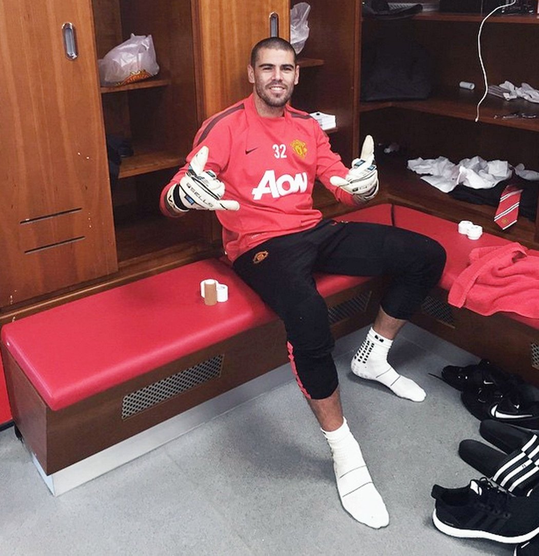 Victor Valdés se v kabině Manchesteru United moc dlouho neohřál.