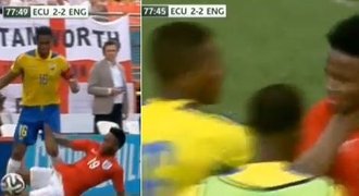 Přátelák? Sterling málem zmrzačil Valenciu, ten ho chytil pod krkem